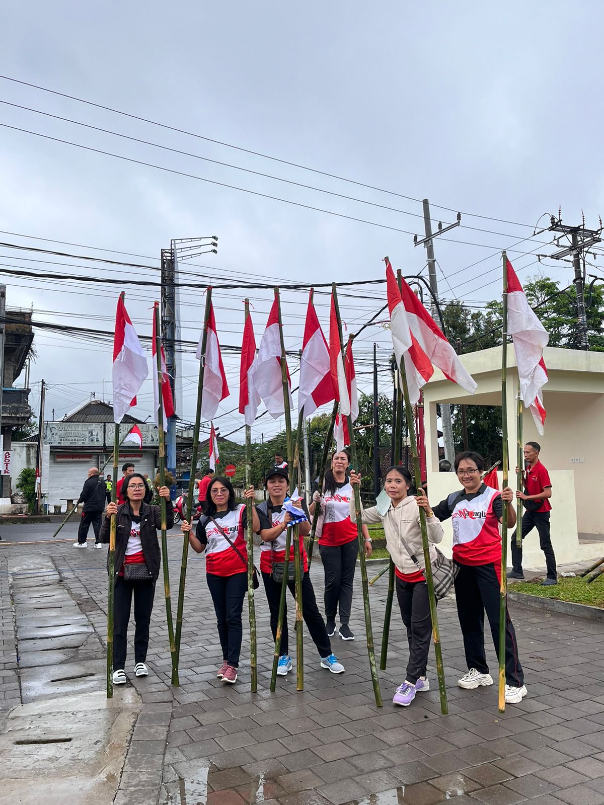 GIAT PEMASANGAN BENDERA DALAM RANGKA BULAN BUNGKARNO DI AREA GEDUNG MPP 