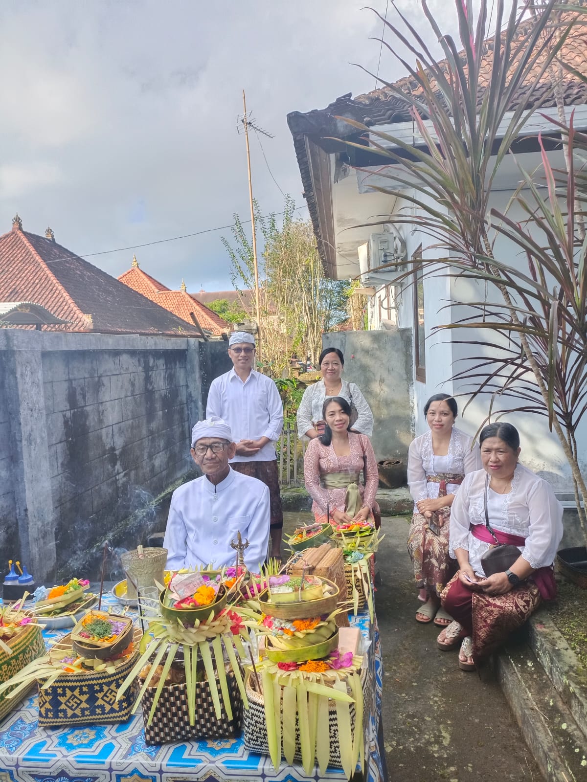 Melaksanakan Persembahyangan di HARI SARASWATI Bertempat di Area Kantor DPMPTSP Bangli