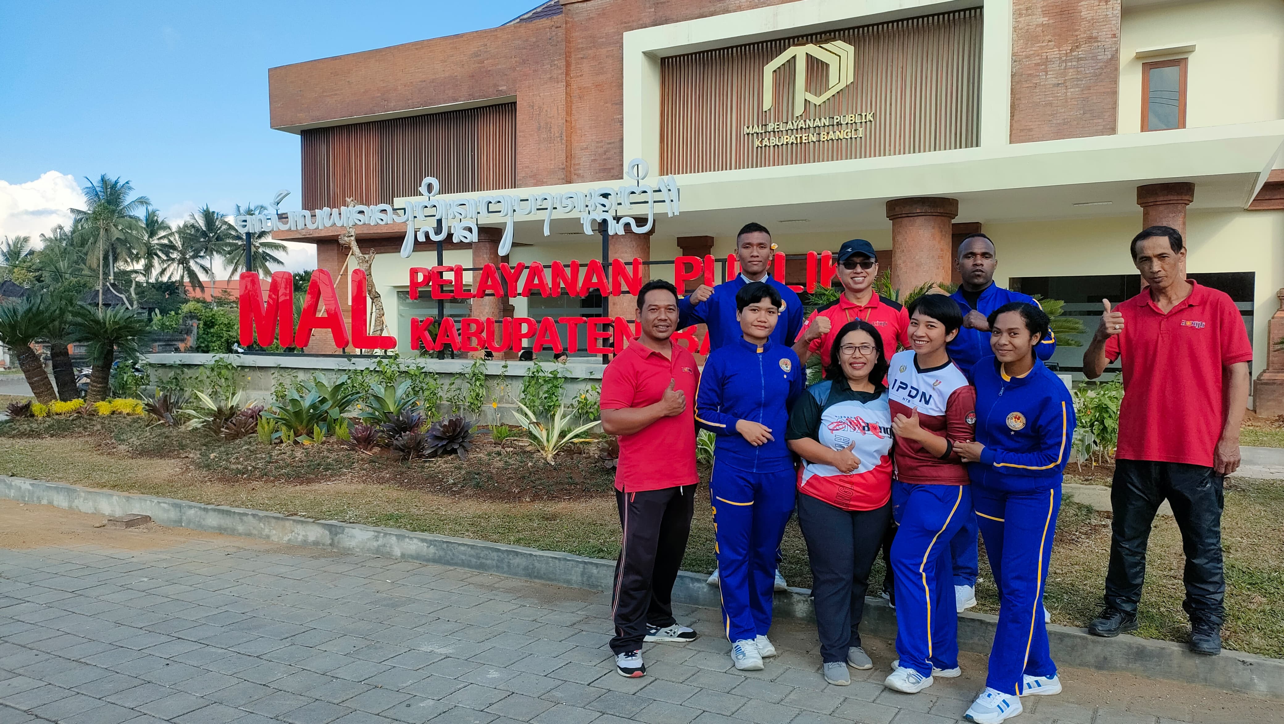 GIAT PEMBERSIHAN DI LINGKUNGAN MPP Bersama Mahasiswa Praja IPDN 