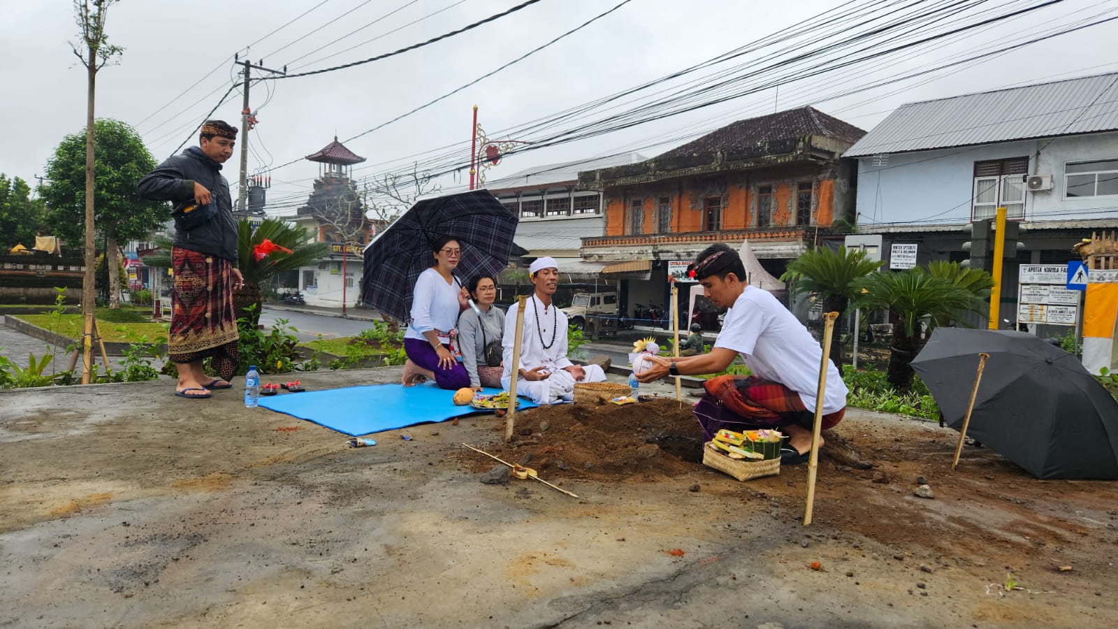Mendem Dasaran Pelinggih Surya Lan Tugu Karang di MPP