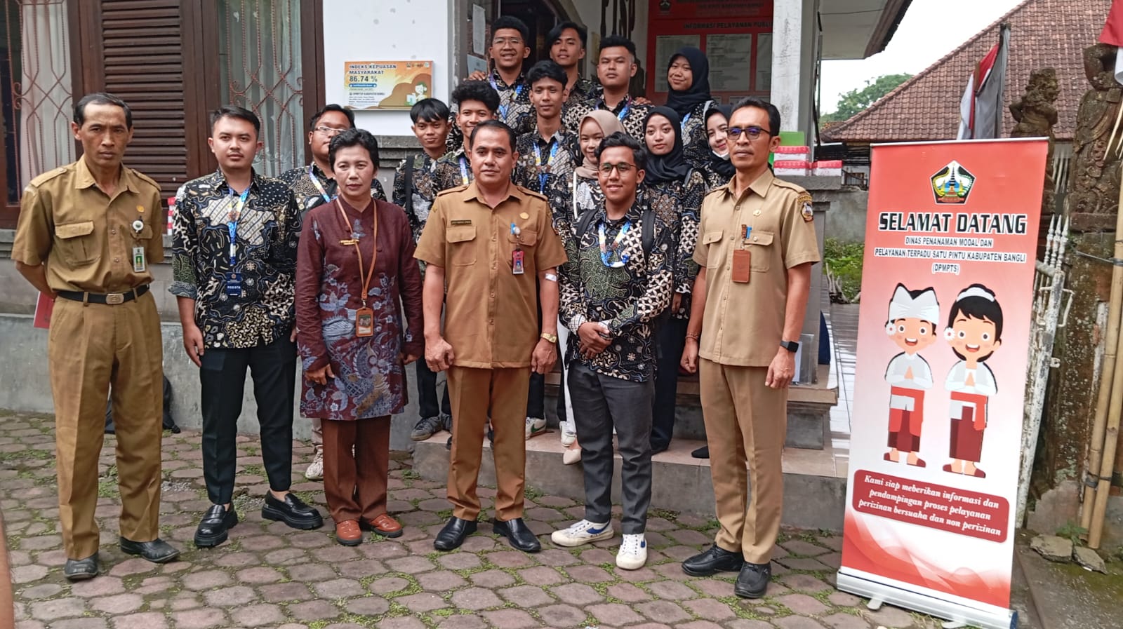 MELAKSANAK PRAKTIKUM ILMU PEMERINTAHAN DARI UNIVERSITAS JENDRAL ACHMAD YANI, JAWA BARAT DI RUANGAN K
